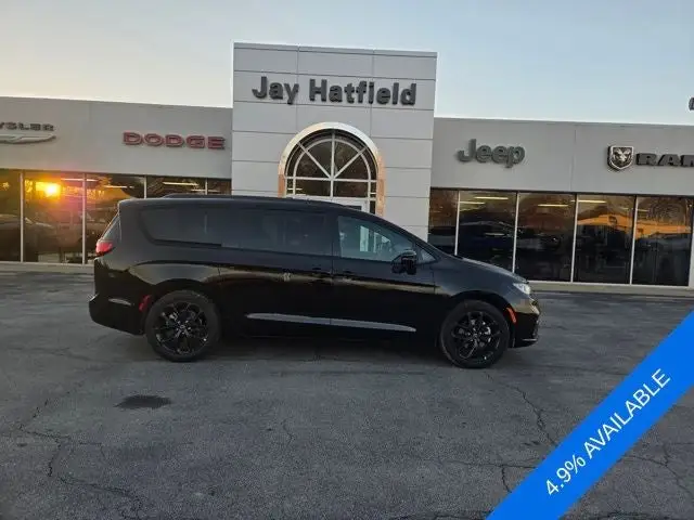 2026 Chrysler Pacifica Select photo 1
