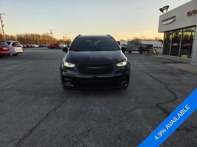 2026 Chrysler Pacifica Select photo 3