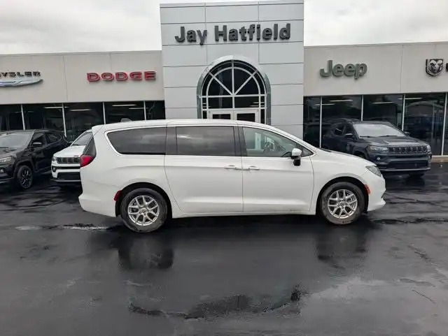 2022 Chrysler Voyager LX's photo