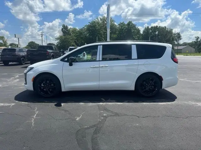 2027 Chrysler Pacifica Limited photo 5