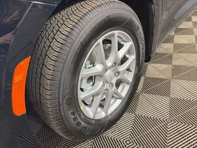 2027 Chrysler Pacifica Select photo 4