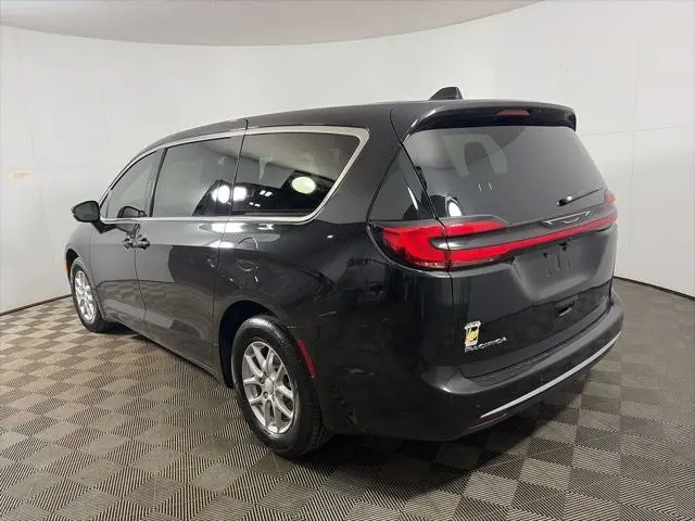 2027 Chrysler Pacifica Select photo 5