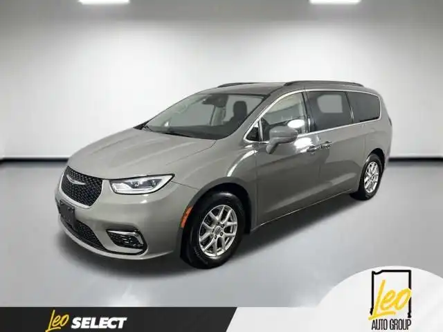2022 Chrysler Pacifica Touring L's photo