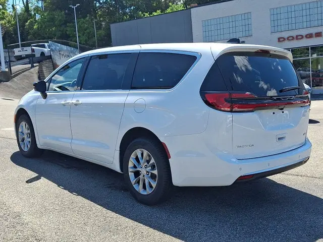 2027 Chrysler Pacifica Select AWD photo 3
