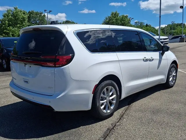 2027 Chrysler Pacifica Select AWD photo 4