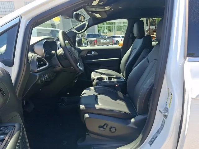 2027 Chrysler Pacifica Select AWD photo 5
