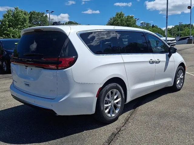 2027 Chrysler Pacifica Select AWD photo 4