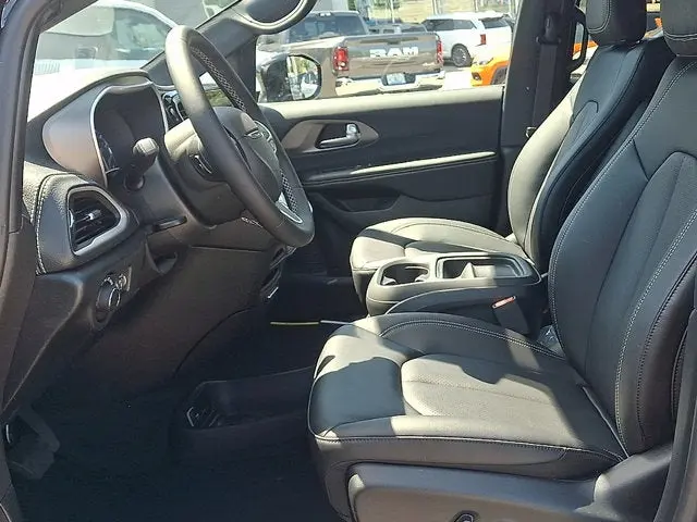 2027 Chrysler Pacifica Select AWD photo 5