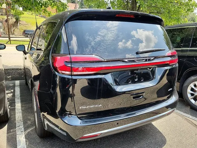 2027 Chrysler Pacifica Select AWD photo 3