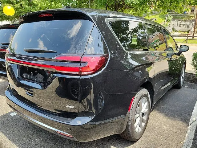 2027 Chrysler Pacifica Select AWD photo 4