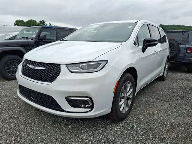 2026 Chrysler Pacifica Select AWD photo 3