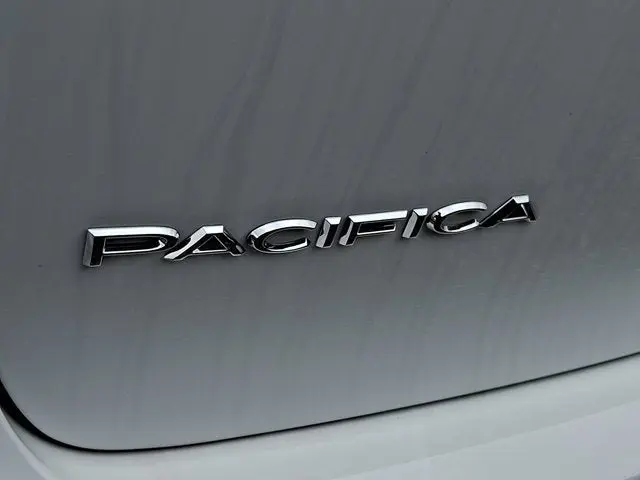 2026 Chrysler Pacifica Select AWD photo 5