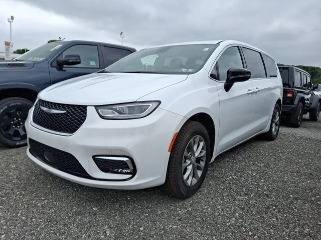 2026 Chrysler Pacifica Select AWD photo 3