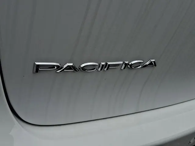 2026 Chrysler Pacifica Select AWD photo 5