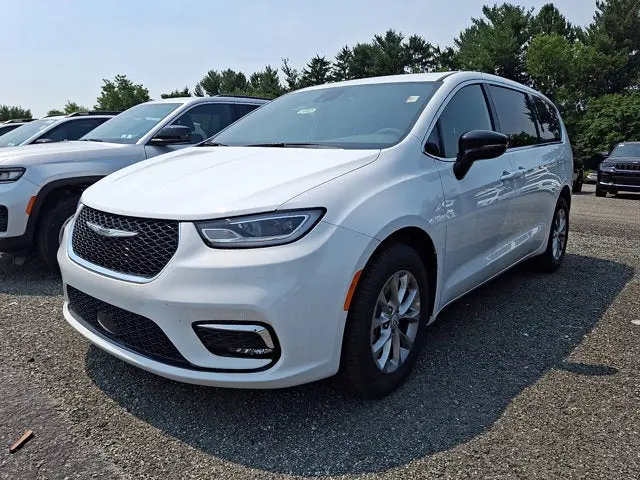 2026 Chrysler Pacifica Select AWD photo 3