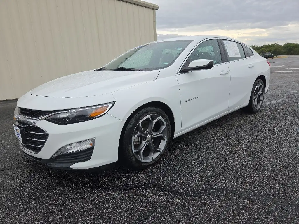 2024 Chevrolet Malibu 1LT photo 1