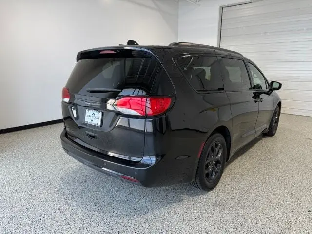 2018 Chrysler Pacifica Touring L photo 3