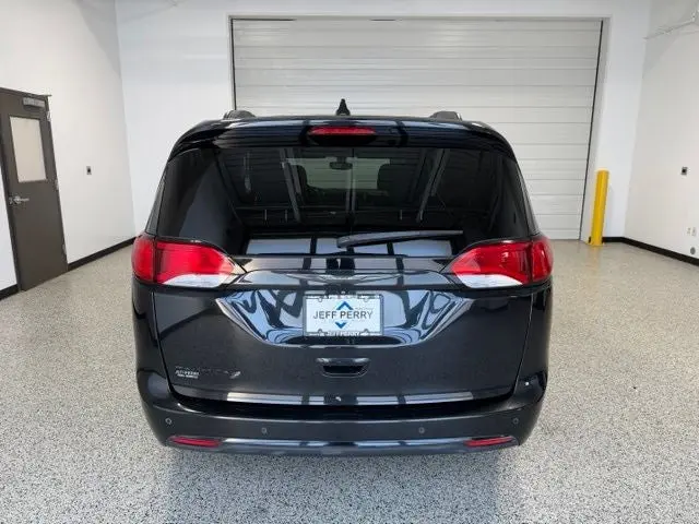 2018 Chrysler Pacifica Touring L photo 4