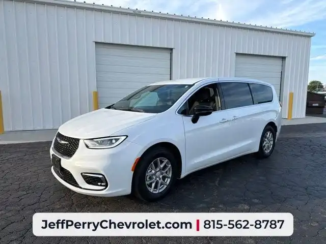 2026 Chrysler Pacifica Select's photo