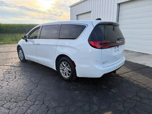 2026 Chrysler Pacifica Select photo 3