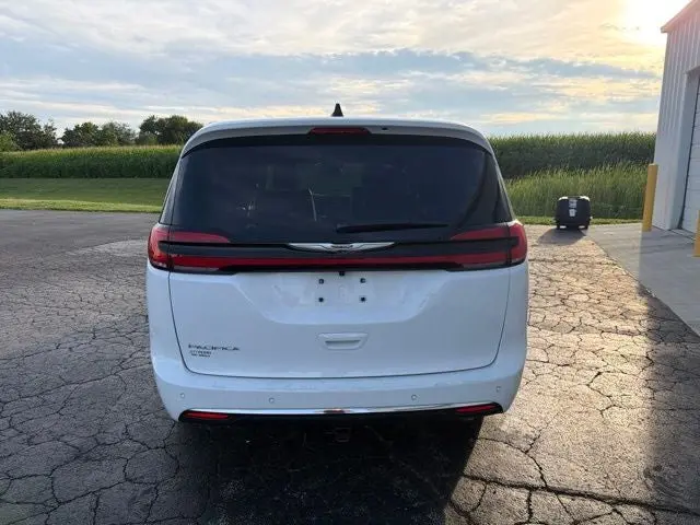 2026 Chrysler Pacifica Select photo 4