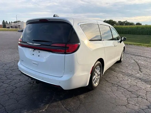 2026 Chrysler Pacifica Select photo 5