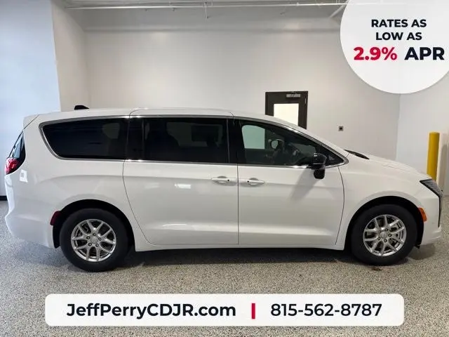 2027 Chrysler Pacifica Select photo 5