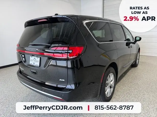 2027 Chrysler Pacifica Select AWD photo 3