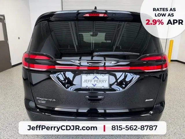 2027 Chrysler Pacifica Select AWD photo 4