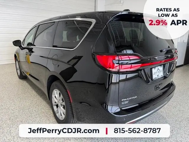 2027 Chrysler Pacifica Select AWD photo 5