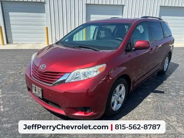 2015 Toyota Sienna LE V6 7-Passenger Access Seat's photo