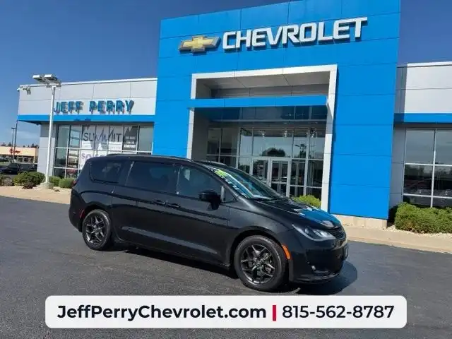 2018 Chrysler Pacifica Touring L's photo