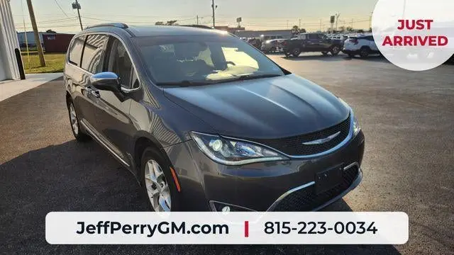 2020 Chrysler Pacifica Limited photo 3