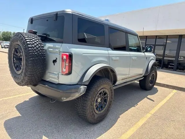 2021 Ford Bronco First Edition Advanced 4x4 photo 3