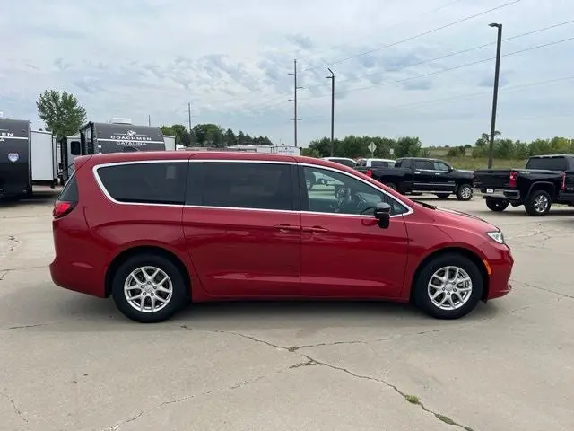 2025 Chrysler Pacifica Select photo 4