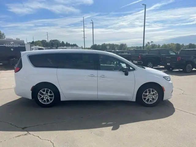 2025 Chrysler Pacifica Select photo 4