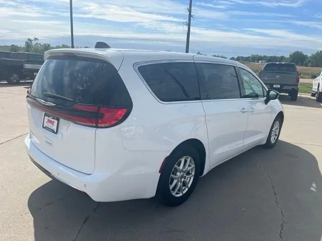 2025 Chrysler Pacifica Select photo 5