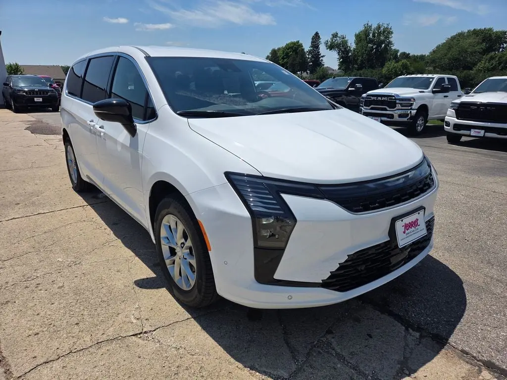 2027 Chrysler Pacifica Select AWD photo 3