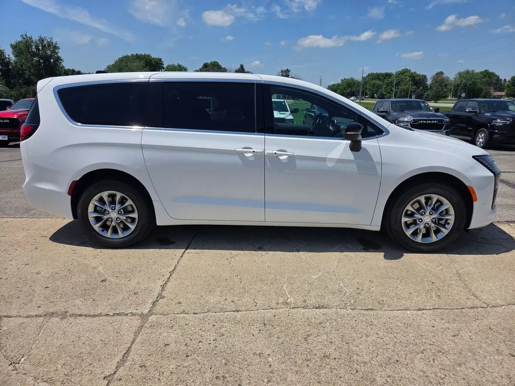 2027 Chrysler Pacifica Select AWD photo 4