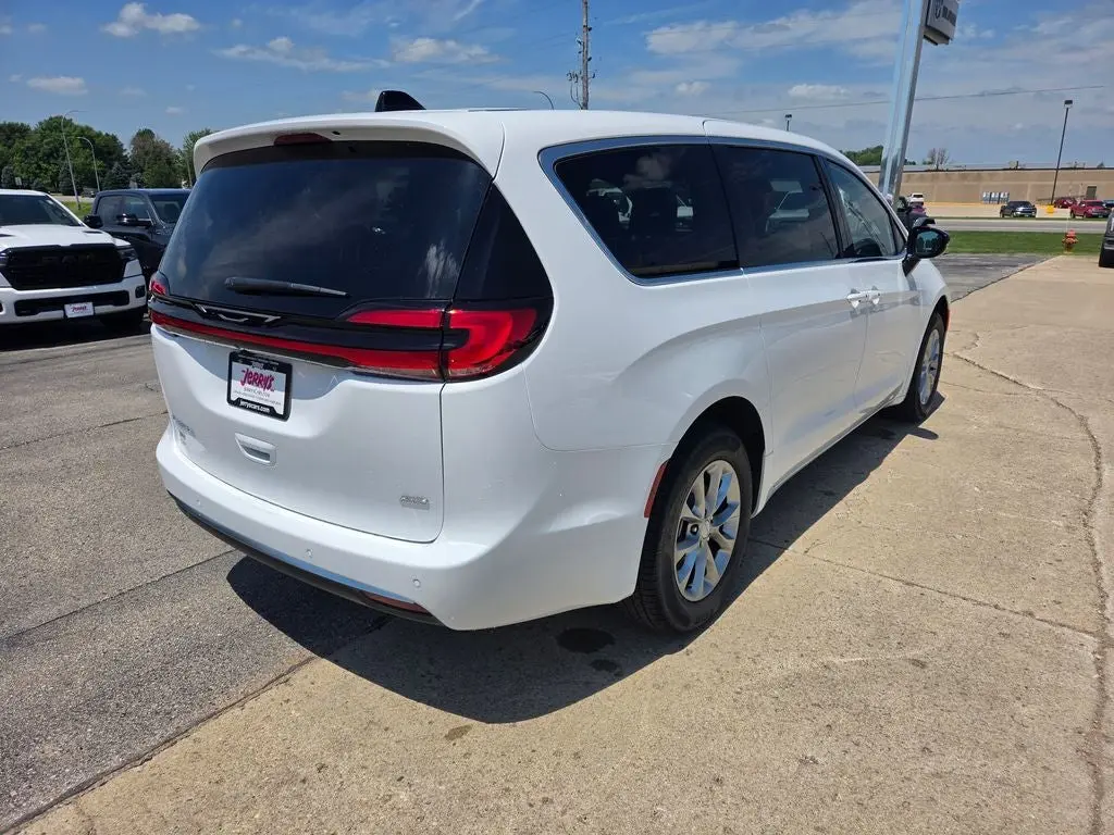 2027 Chrysler Pacifica Select AWD photo 5