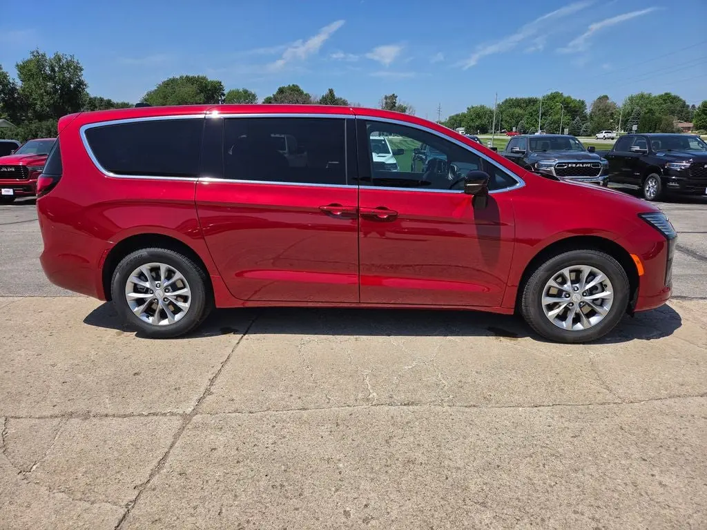 2027 Chrysler Pacifica Select AWD photo 4