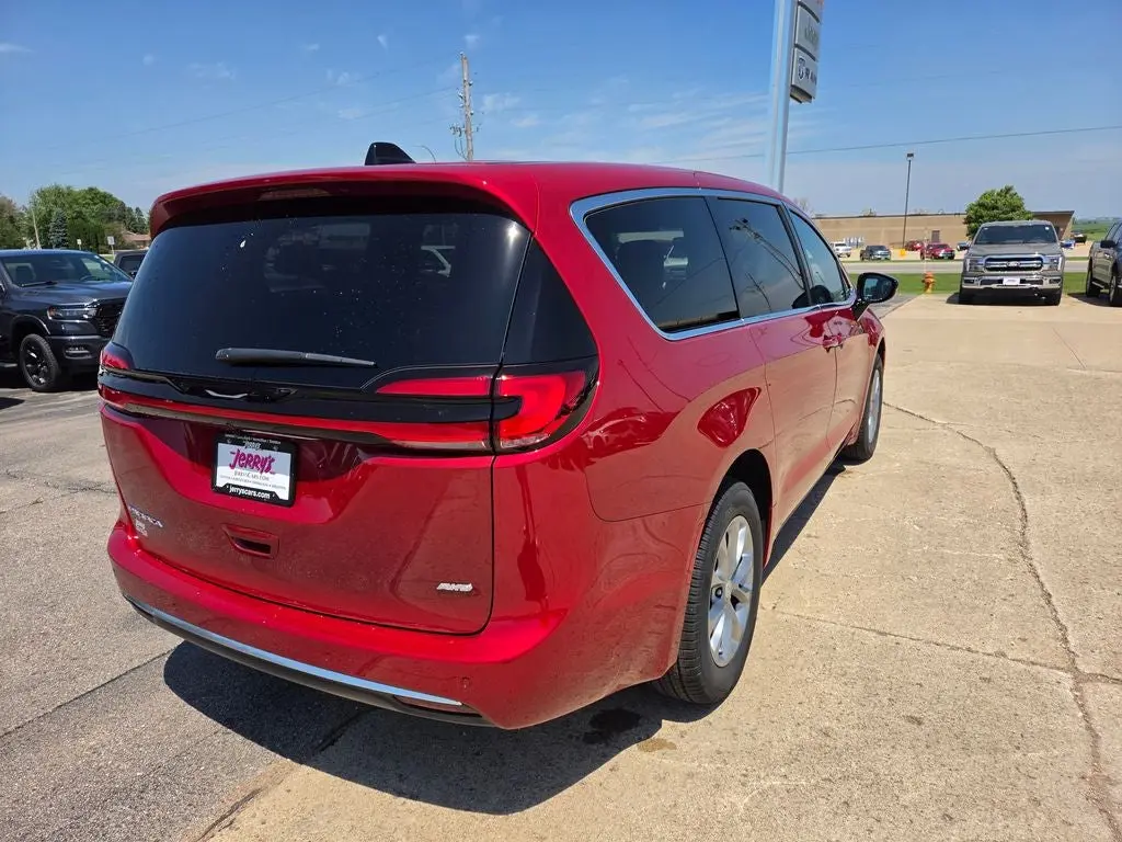 2027 Chrysler Pacifica Select AWD photo 5