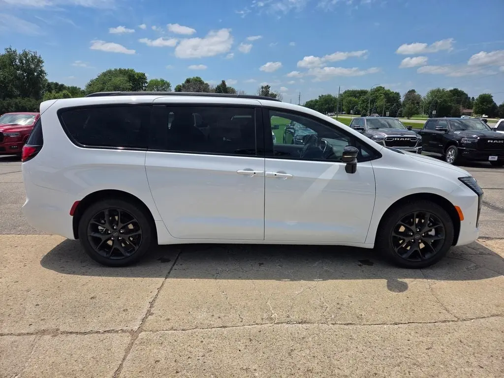 2027 Chrysler Pacifica Limited AWD photo 4