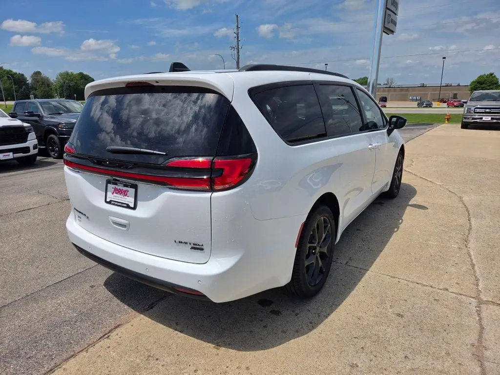 2027 Chrysler Pacifica Limited AWD photo 5