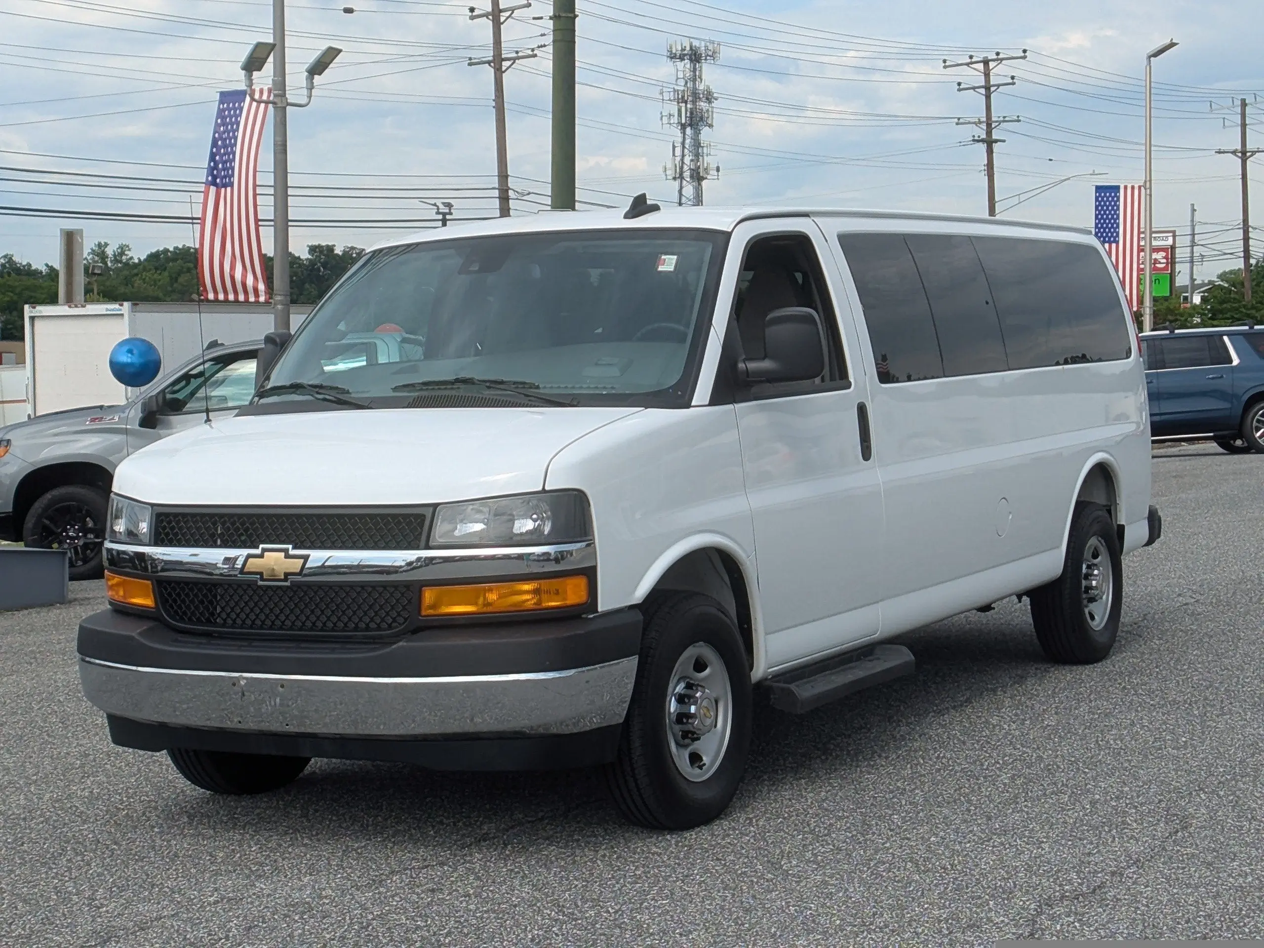 2025 Chevrolet Express 3500 LT Extended photo 3