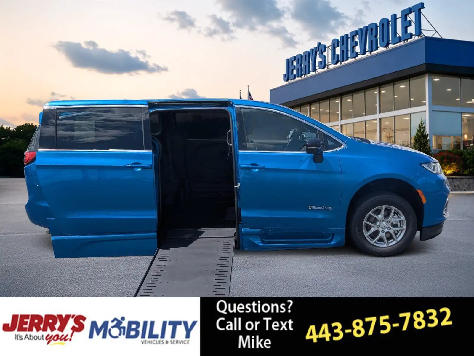 2026 Chrysler Pacifica Select's photo