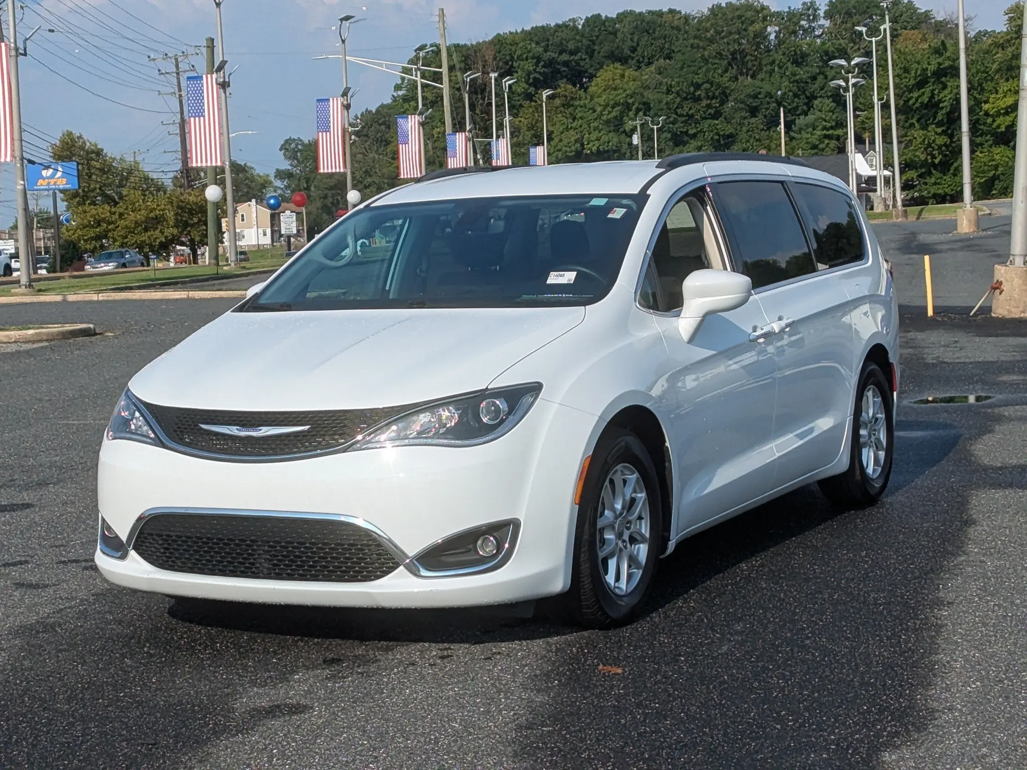 2020 Chrysler Pacifica Touring photo 3
