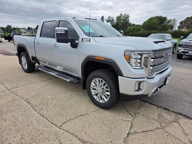 2022 GMC Sierra Denali 4WD Crew Cab Standard Box photo 3