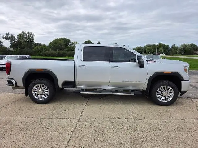 2022 GMC Sierra Denali 4WD Crew Cab Standard Box photo 4