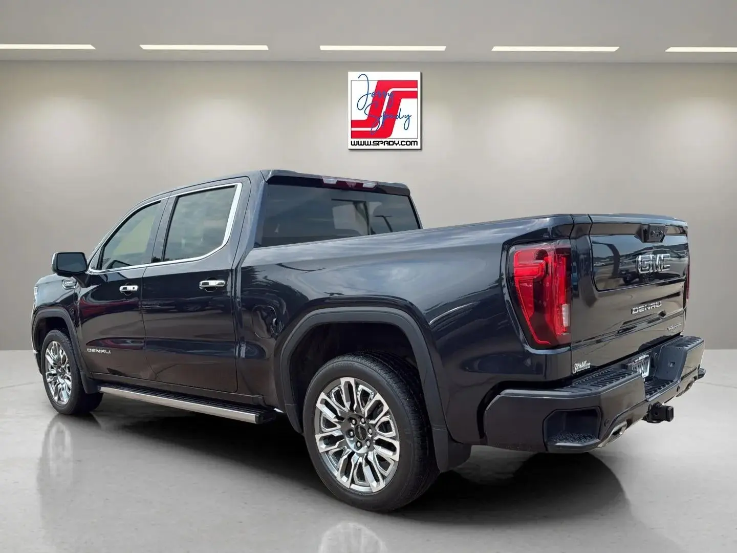 2023 GMC Sierra Denali Ultimate 4WD Crew Cab Short Box photo 3